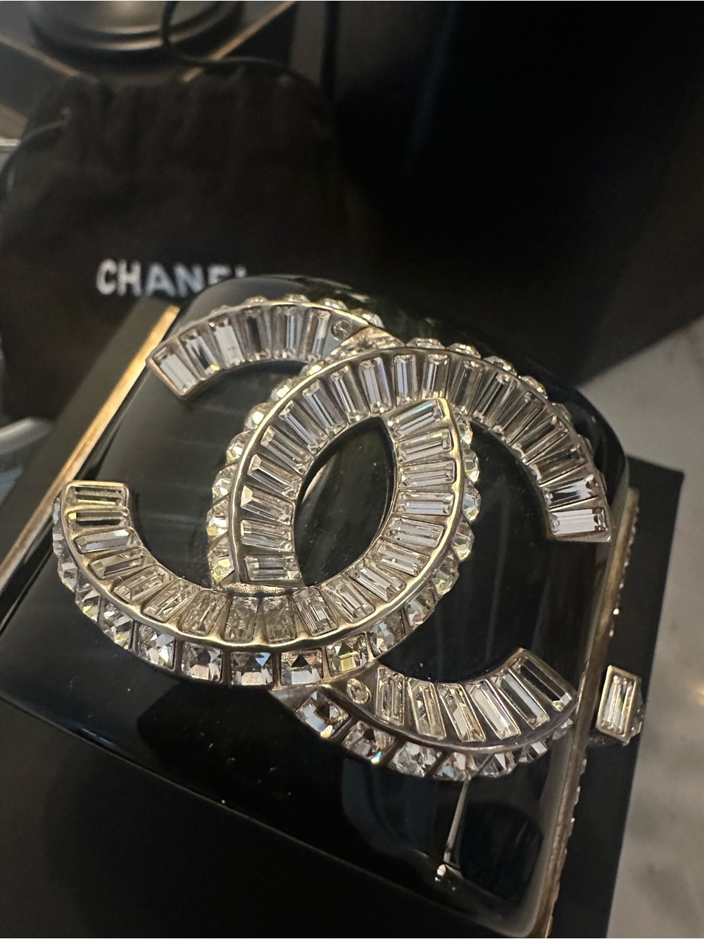 CHANEL STRASS CRYSTAL & RESIN HINGED BRACELET/CUFF - Picture 3 of 10